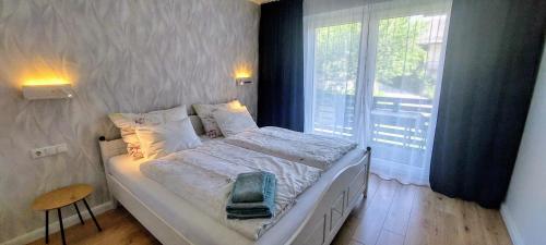 沃尔特湖畔佩莎赫Hillside Rooms的一间小卧室,配有床和窗户