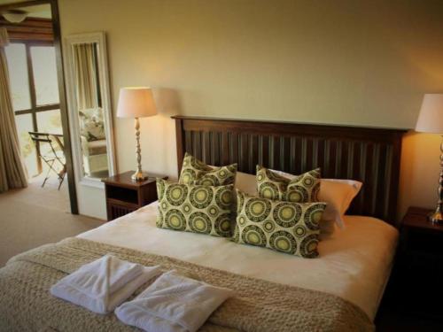 BalgowanMidlands Forest Lodge的一间卧室配有一张带枕头的大床