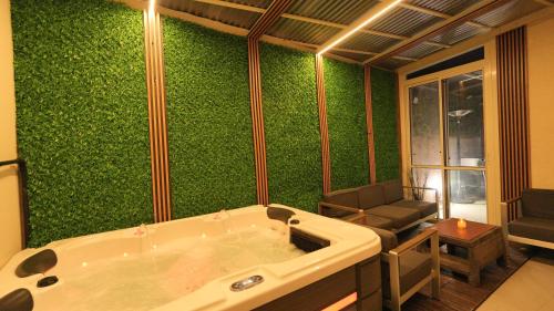 Or ‘Aqīvāhסוויטה מפוארת 800 מטר מהים קיסריה的带浴缸和绿色墙壁的浴室