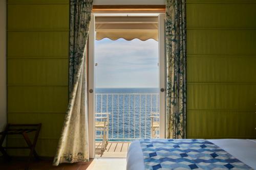 马萨鲁布朗斯Taverna Del Capitano的一间卧室设有海景窗户