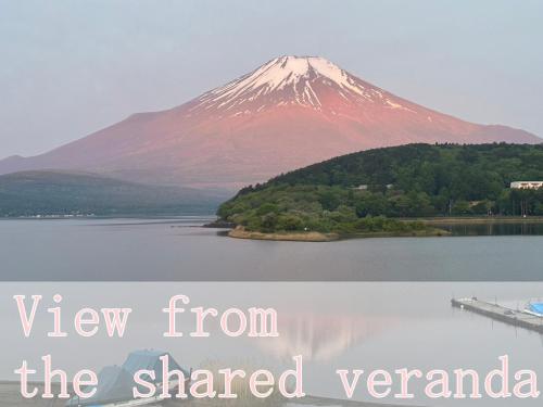 山中湖村Tabist Lakeside in Fujinami Yamanakako的从共同的山地景观