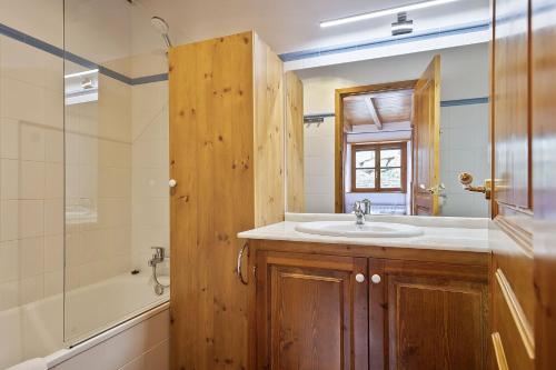 GessaLuderna - Apartamento con terraza Orri A3的浴室配有水槽、淋浴和浴缸。
