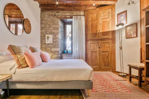 贝特伦Luderna - Casa Coto Moreu的一间卧室配有带粉红色枕头的床。