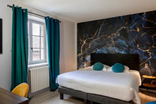 昂斯圣罗曼洛基斯酒店-餐厅的一间卧室配有一张带绿色窗帘的大床