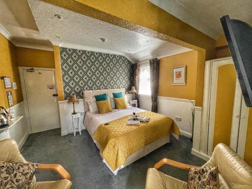 斯卡伯勒亚特兰大酒店的一间卧室设有一张黄色墙壁的大床