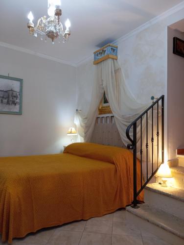 CampolattaroJolie Petite Maison的一间卧室配有一张床和一个吊灯