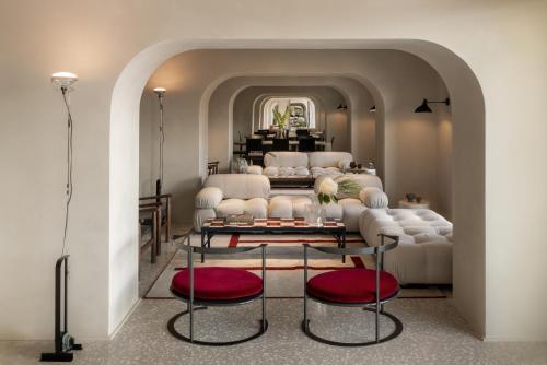 波尔图·埃尔科莱La Roqqa的客厅配有沙发和桌子