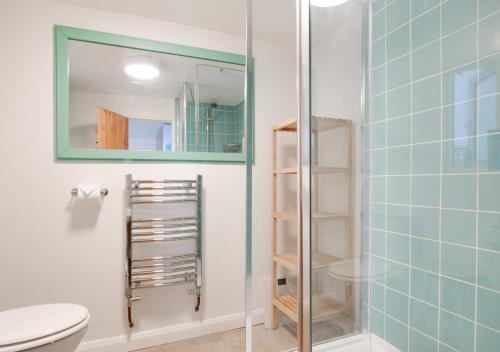 金斯韦尔Oystershell Cottage的一间带卫生间和玻璃淋浴间的浴室