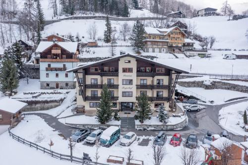 海利根布卢特托伊耶霍夫旅馆的雪地里一座大建筑,有停放的汽车