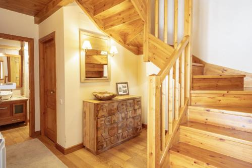 维耶拉Luderna - Casa eth Farrow 2的木房子的楼梯,铺有木地板