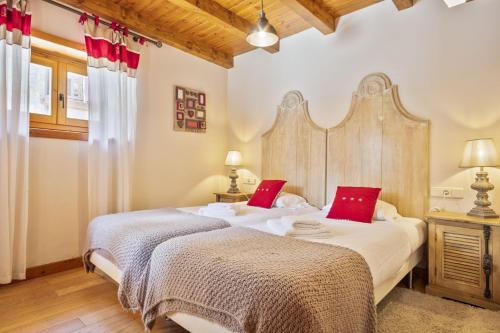 维耶拉Luderna - Casa eth Farrow 2的一间卧室配有两张带红色枕头的床