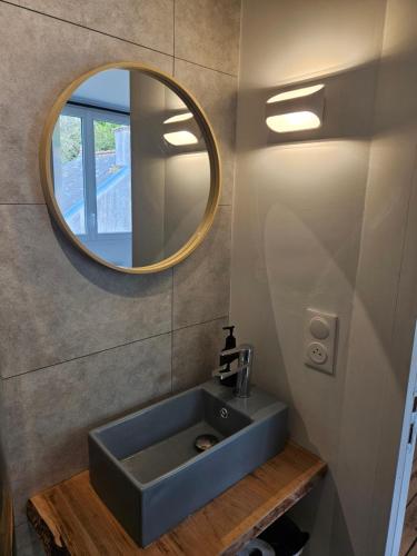 欧迪耶讷Sur le Port de Plaisance - Anatoline Appart'Hotel的浴室设有蓝色水槽和镜子