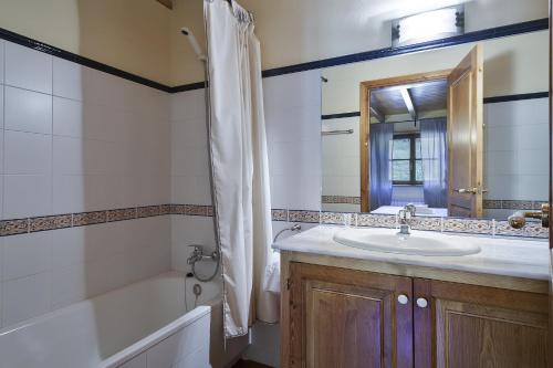 GessaLuderna - Apartamento Orri A1的一间带水槽、浴缸和淋浴的浴室