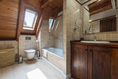 特雷多斯Luderna - Casa Serra Nauta的浴室配有卫生间、浴缸和水槽。