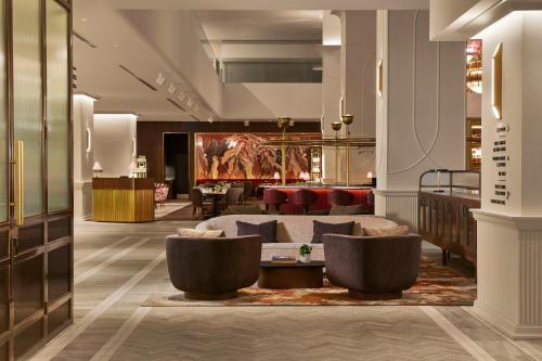 多伦多希尔顿多伦多酒店的一个带沙发和椅子的酒店大堂