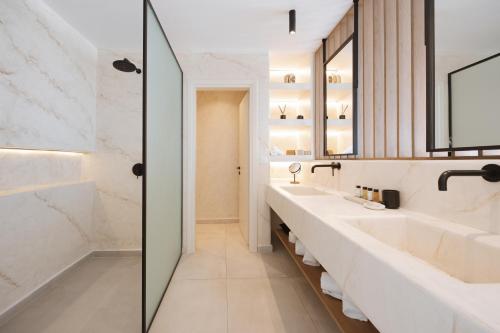 费拉Pnoe Luxury Suites的浴室设有2个水槽和2面镜子