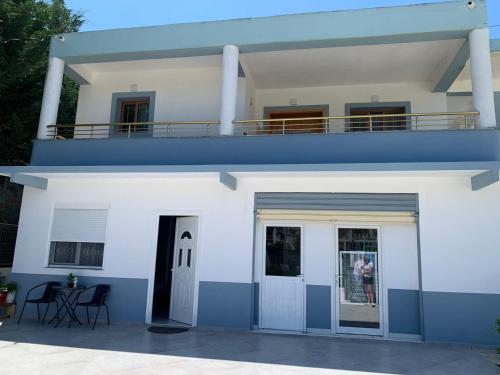 培拉特Villa LIKAJ的蓝色和白色的房子设有阳台