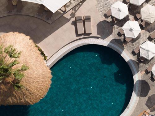赫索尼索斯海星村酒店的享有带遮阳伞的游泳池的顶部景致