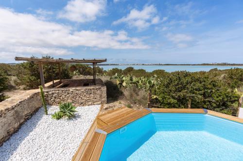 拉萨维纳Cas Saliners - Villa Can Paya的享有水景的游泳池
