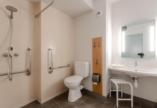 阿拉斯B&B HOTEL Arras的一间带卫生间和水槽的浴室