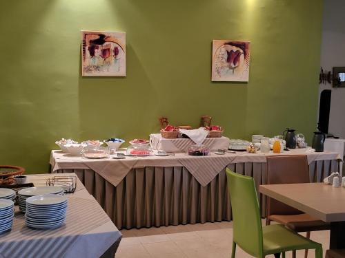 Áyios KonstandínosASTIR COSY LIVING HOTEL的用餐室设有2张桌子,并配上餐具