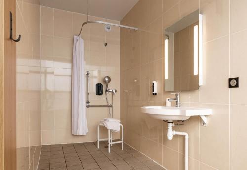 格勒诺布尔B&B HOTEL Grenoble Centre Verlaine的一间带水槽和淋浴的浴室