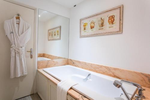 格里莫Hotel Le Verger Maelvi的带浴缸和盥洗盆的浴室
