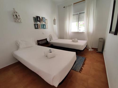 珀彻斯Vilas Marrocha的白色的客房配有两张床和一张沙发