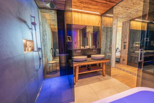 卡顿巴赫Mountain View的浴室配有两个盥洗盆和浴缸。