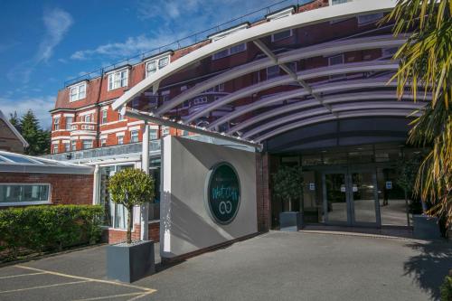 伯恩茅斯Bournemouth West Cliff Hotel的前面有标志的建筑