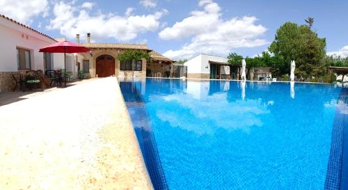 卡斯塔利亚Artmonia的一个带红伞的大型蓝色游泳池