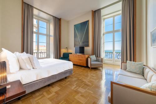 里斯本里斯本酒店 - 世界小型奢华酒店的酒店客房带床、沙发和窗户