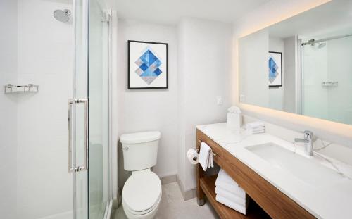伯灵顿Candlewood Suites Burlington Conference Centre, an IHG Hotel的浴室配有卫生间、盥洗盆和淋浴。