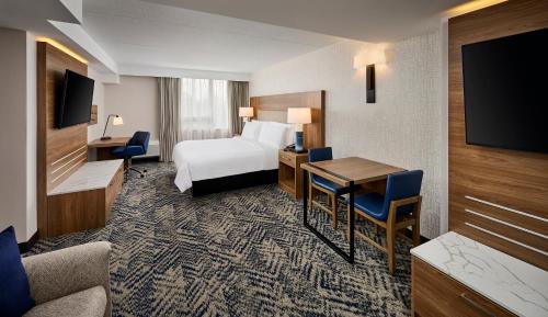 伯灵顿Candlewood Suites Burlington Conference Centre, an IHG Hotel的配有一张床和一张书桌的酒店客房