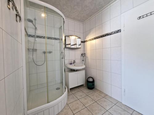 马尔斯贝格Gasthof Zum Burghof的带淋浴和盥洗盆的浴室