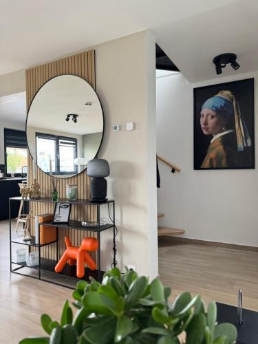 瑟兰Duplex 100m2 style contemporain的客厅配有镜子和桌子