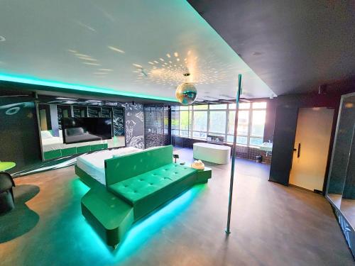 圣保罗Andar de Cima Suítes的一间卧室配有绿色的沙发和一张床