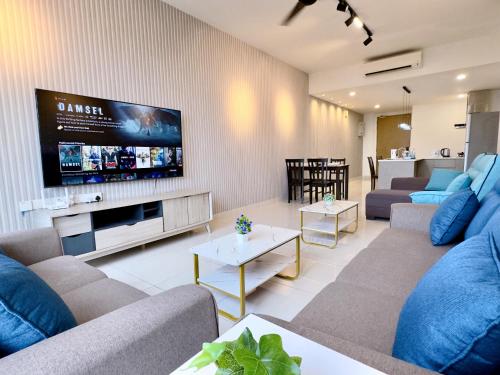 新山MidValley Southkey Mosaic 9pax 2B2B Netflix-SmartTV70inch的带沙发和平面电视的客厅