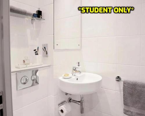 诺丁汉Student Only Zeni Central Nottingham Studios的白色的浴室设有水槽和卫生间。