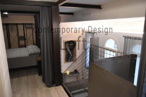 帕多瓦Contemporary Design Loft & Apartment Padova的走廊设有通往卧室的楼梯