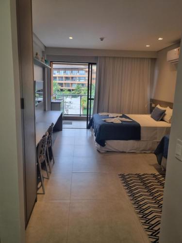 塔曼达雷Flat Eco Resort-Praia dos Carneiros的酒店客房设有两张床和一个阳台。