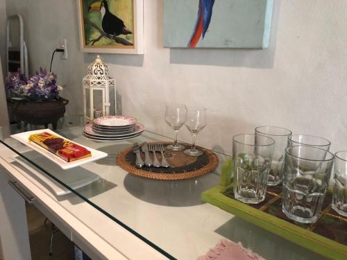弗朗卡Body & Mind Beautiful - Suites Elegantes e Charmosas的桌子上放着眼镜和一盘食物