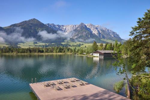 瓦尔赫湖Hotel Das Walchsee的享有湖景和山景。