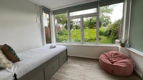 South Norwood2 Bed APT In Croydon Perfect For Weekly Stays的一间卧室设有一张床和一个大窗户