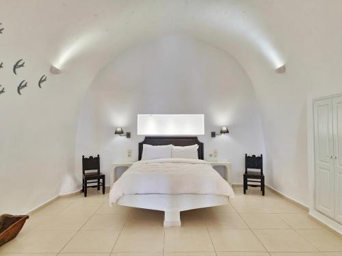 菲罗斯特法尼Karpimo Horizon的白色卧室配有白色的床和两把椅子