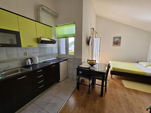 杜埃Studio apartment in Duce with sea view, balcony, air conditioning, WiFi 5067-6的一间厨房,内设一张桌子和一张床