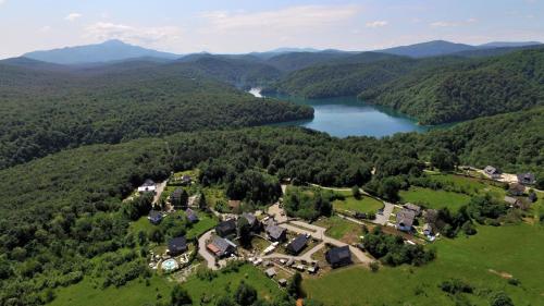 普利特维采湖Lakeside Hotel Plitvice的享有房子和湖泊的空中景致