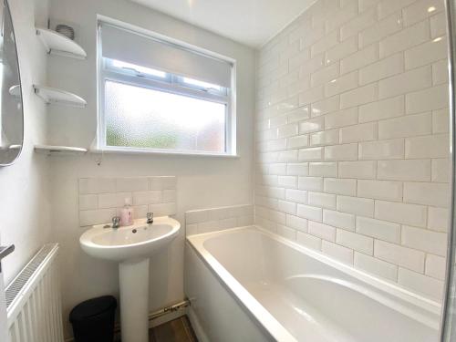 拉什登Stylish 5 Beds House, TV, Garden的白色的浴室设有水槽和浴缸。