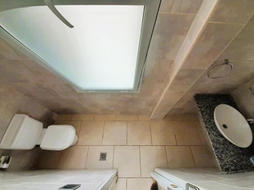 米娜克拉韦罗洛杉安卡雷斯度假村的一间带卫生间和天窗的浴室