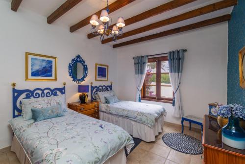 阿索马达Villa Dune的一间卧室设有两张床和窗户。